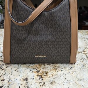 NWT Michael Kors Rosemary Medium Shoulder Tote